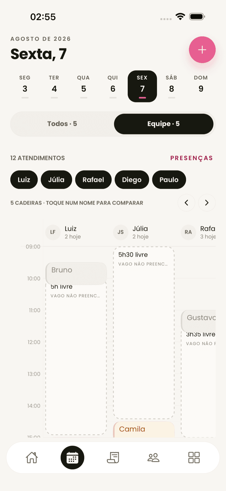 Agenda do app da Flowo com cinco barbeiros e os horários do dia.